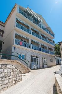 Apartments by the sea Brist, Makarska - 15714 