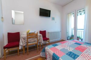 Apartments by the sea Brist, Makarska - 15714