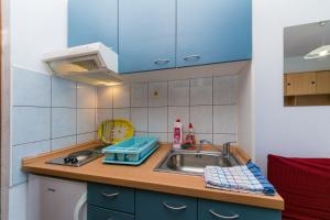 Apartments by the sea Brist, Makarska - 15714