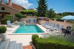 Family friendly apartments with a swimming pool Vinkuran, Pula - 15736