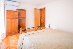 Apartments by the sea Vrbnik, Krk - 15754