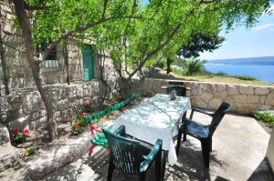 Apartments with a parking space Omis - 15767