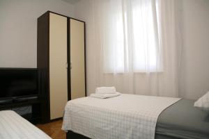 Family friendly apartments with a swimming pool Kastel Luksic, Kastela - 15773