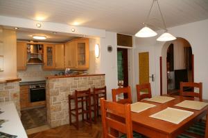 Family friendly apartments with a swimming pool Kastel Luksic, Kastela - 15773