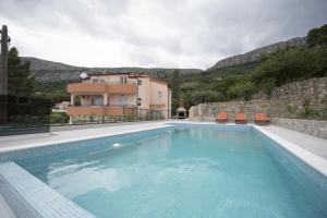 Family friendly apartments with a swimming pool Klis, Split - 16005 