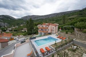 Family friendly apartments with a swimming pool Klis, Split - 16005 