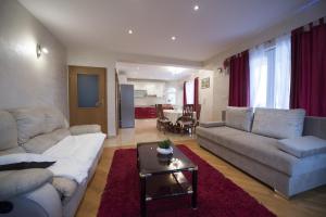 Family friendly apartments with a swimming pool Klis, Split - 16005