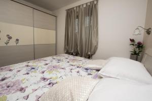 Family friendly apartments with a swimming pool Klis, Split - 16005