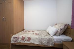 Family friendly apartments with a swimming pool Klis, Split - 16005