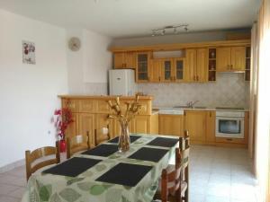 Apartments with a parking space Kastel Novi, Kastela - 16018