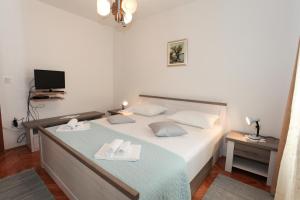 Apartments with parking space Pag - 16016