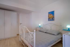 Apartments with a parking space Mali Losinj (Losinj) - 16019