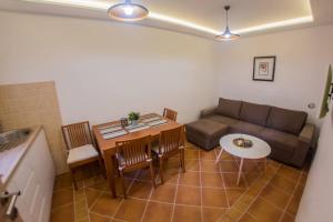 Apartments by the sea Gradac, Makarska - 16039 