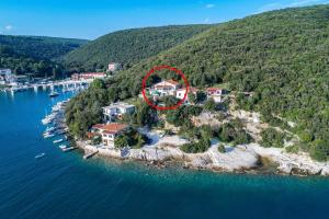 Apartments by the sea Luka Krnica, Marcana - 16055 - 3hvězdičkové hotely ve městě Krnica