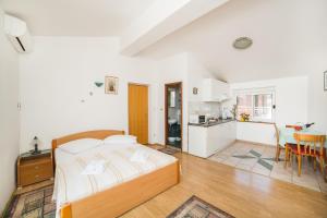 Apartments by the sea Gradac, Makarska - 16073