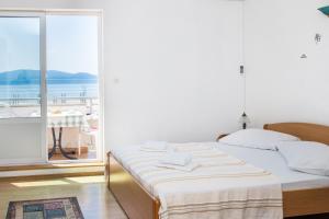 Apartments by the sea Gradac, Makarska - 16073