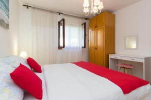 Apartments with parking space Kastel Stafilic, Kastela - 16086