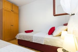 Apartments with parking space Kastel Stafilic, Kastela - 16086