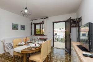 Apartments with parking space Kastel Stafilic, Kastela - 16086