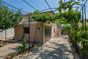 Apartments with a parking space Kastel Stari, Kastela - 16087