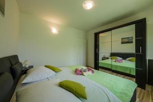 Apartments with a parking space Kastel Stari, Kastela - 16087