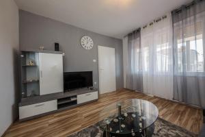 Apartments with a parking space Kastel Stari, Kastela - 16087