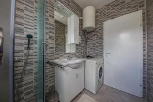 Apartments with a parking space Kastel Stari, Kastela - 16087