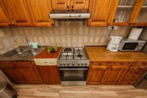 Apartments with a parking space Kastel Stari, Kastela - 16087