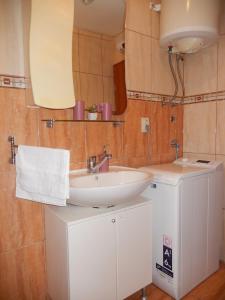 Apartments by the sea Postira, Brac - 16092