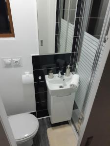 Apartments by the sea Pirovac, Sibenik - 16095