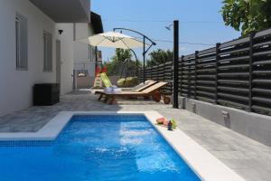 Family friendly apartments with a swimming pool Kastel Kambelovac, Kastela - 16162