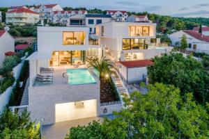 Seaside luxury villa with a swimming pool Sutivan, Brac - 16171 