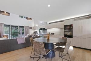 Cliff House Cottage - Modern Metung Retreat