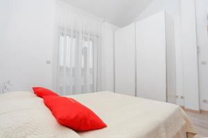 Apartments by the sea Trogir - 16211