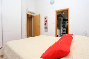 Apartments by the sea Trogir - 16211