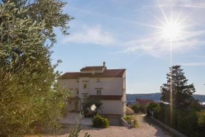 Apartments with a parking space Barbat, Rab - 16245 
