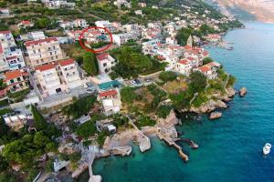 Apartments with a parking space Pisak Omis 16239