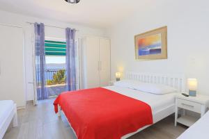 Two-Bedroom Apartment with Terrace and Sea View room in Apartments with a parking space Pisak Omis - 16239