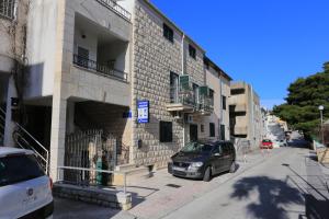 Apartments with a parking space Makarska - 15763