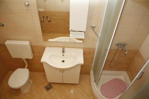 Apartments with parking space Vodice - 16190