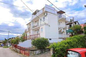 Apartments by the sea Arbanija, Ciovo - 15595