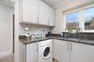 Town Center 4 Bedroom 4 bathroom Hse with Parking Slough By 360Stays