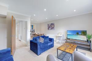 Town Center 4 Bedroom 4 bathroom Hse with Parking Slough By 360Stays