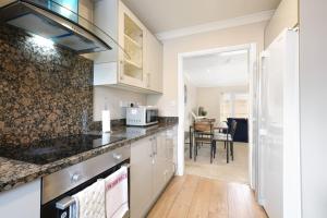 Town Center 4 Bedroom 4 bathroom Hse with Parking Slough By 360Stays