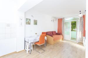 Apartments with a parking space Makarska - 15445