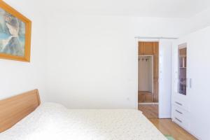 Apartments with a parking space Makarska - 15445