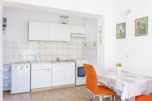 Apartments with a parking space Makarska - 15445