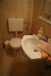 Apartments by the sea Jelsa, Hvar - 15348