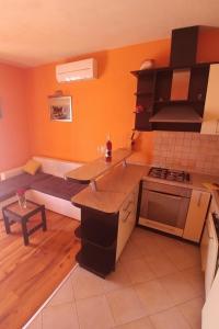 Apartments by the sea Brist, Makarska - 15443