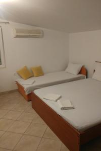 Apartments by the sea Brist, Makarska - 15443